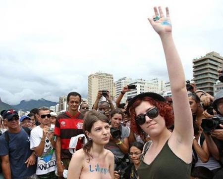 Mujeres exigen legalización del topless en Río de Janeiro El Sol de