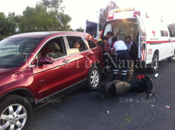 Mujer Lesionada Tras Impactarse Contra Una Camioneta Cuando Viajaba En