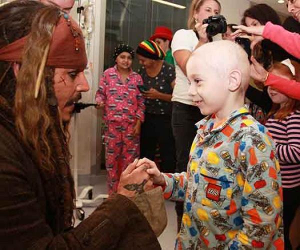 Johnny Depp se caracterizó como Jack Sparrow y visitó a niños enfermos