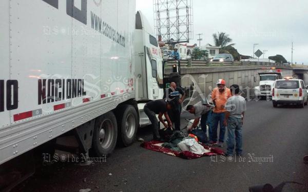 Tráiler se impacta contra muro de contención en el puente Los Lobos