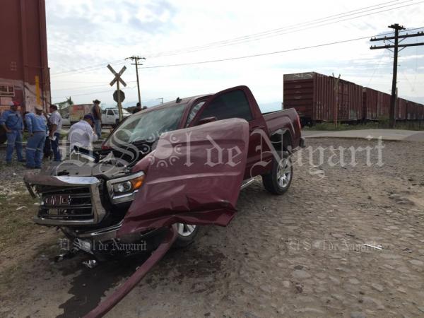 Camioneta trata de ganarle el paso al tren y termina impactada en vías