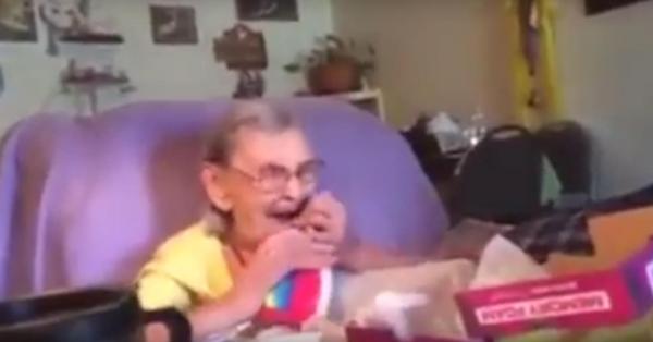 Video Reacci N De Abuelita Al Recibir Regalo Enternece Las Redes