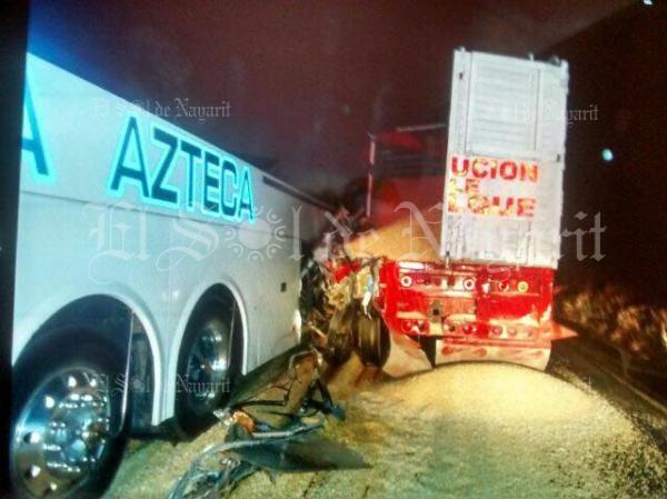 Autobús impacta a tráiler en la autopista Tepic Guadalajara hay 11