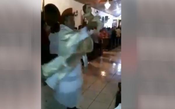 Video Sacerdote causa polémica en redes sociales al bailar con figura