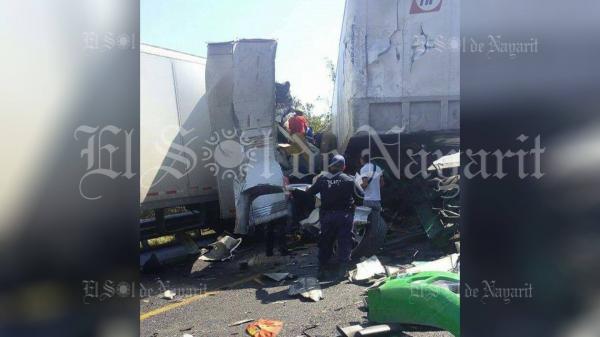 Choque entre tráilers deja un muerto en la autopista Tepic Mazatlán