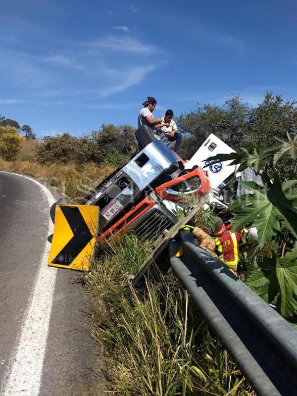 Tr Iler De Carga Vuelca Sobre Carretera Federal El Sol De Nayarit