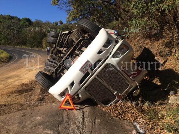 Vuelca Tr Iler Cargado De Leche Sobre La Carretera Federal Libre