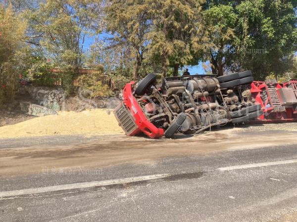 Tr Iler Vuelca En Carretera Federal Libre A La Altura Del Poblado La