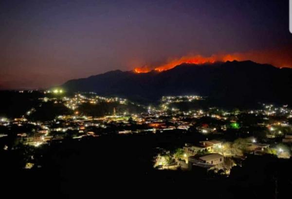 Voraz Incendio En Amatl N De Ca As Consume El Cerro Pobladores Piden