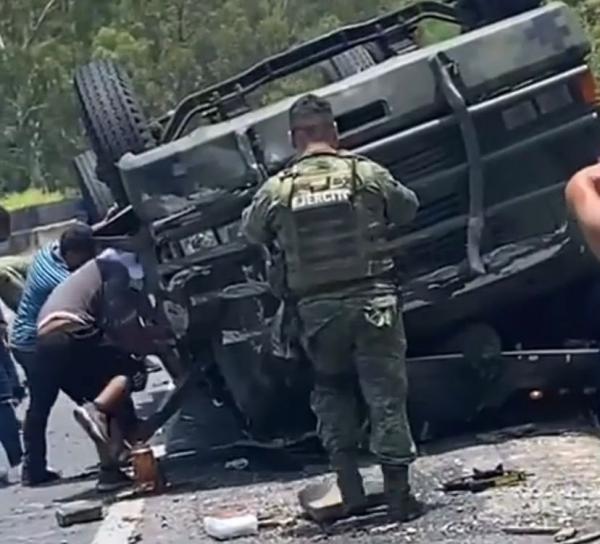 Cami N Del Ejercito Mexicano Vuelca Deja Un Muerto Y Al Menos