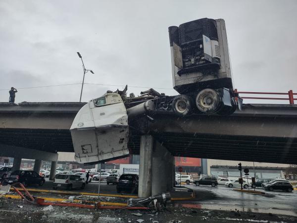 Tr Iler Choca Y Queda Colgando De Puente En Nuevo Le N El Sol De Nayarit