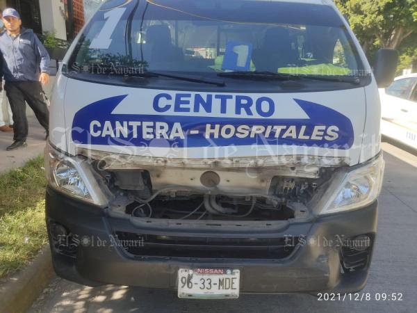 Combi Provoca Fuerte Accidente En Av Paseo De La Loma El Sol De Nayarit