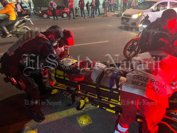 Motociclista sufre múltiples fracturas tras brutal percance en Av