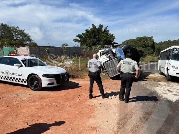 Tr Iler Vuelca En Carretera Tepic Mazatl N Libre El Sol De Nayarit