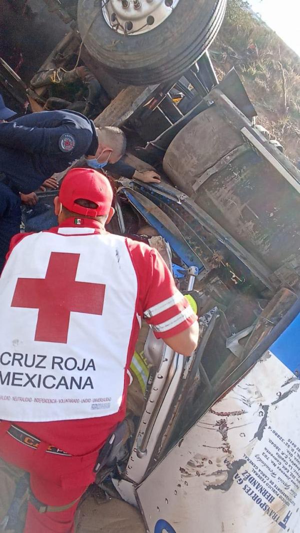 Trailero Termina Prensado Tras Volcar En Autopista Jala Compostela El