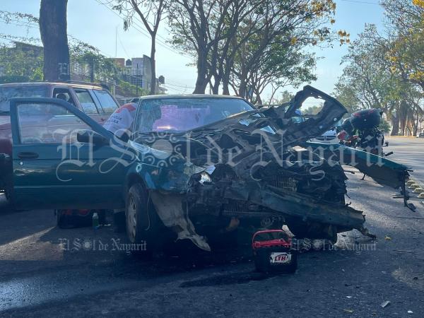 Tsuru Impacta Brutalmente A Camioneta En Av Insurgentes El Sol De