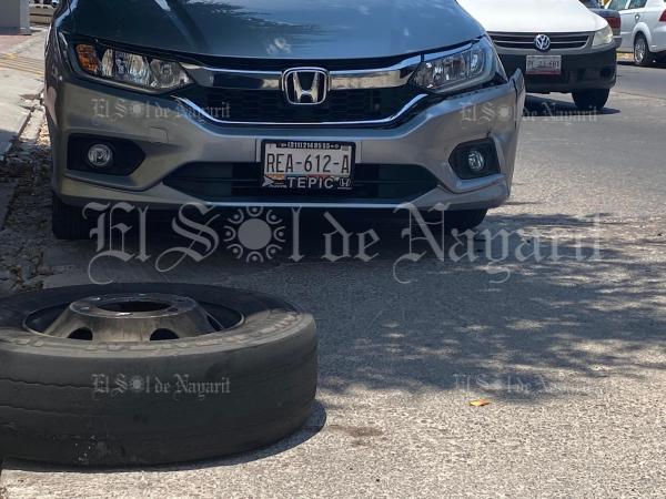 Se Le Sale La Llanta A Un Cami N Urbano E Impacta A Auto En Av