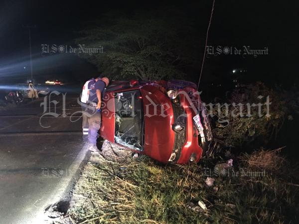 Vehículo impacta a taxi y vuelca en carretera Tepic Camichín El Sol