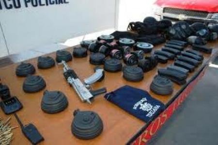 Militares aseguran a 11 sujetos droga y equipo táctico en exitoso