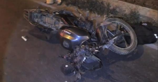 Motociclista se impacta por alcance contra camioneta en Tecnológico y