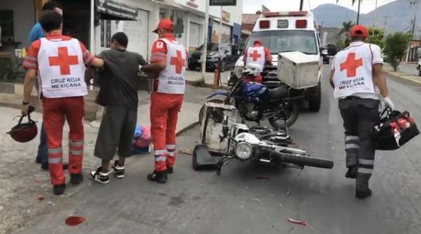 Motociclista se impacta contra auto en la colonia Burócrata Federal