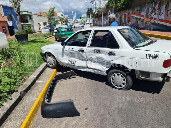 Aparatoso accidente deja daños materiales en Av Insurgentes y Veracruz