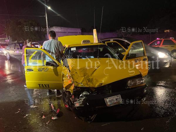 Trailer Y Taxi Se Impactan En Av Aguamilpa El Sol De Nayarit