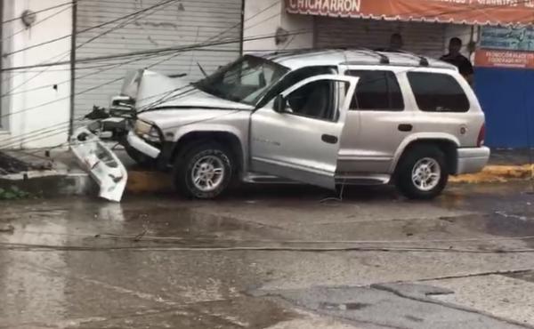 Camioneta Choca Contra Auto Y Derriba Un Poste De La CFE En La Col Ojo