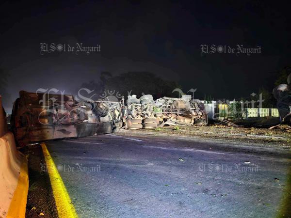 Vuelca Trailer Cargado De Melaza En La Autopista Tepic Mazatl N El