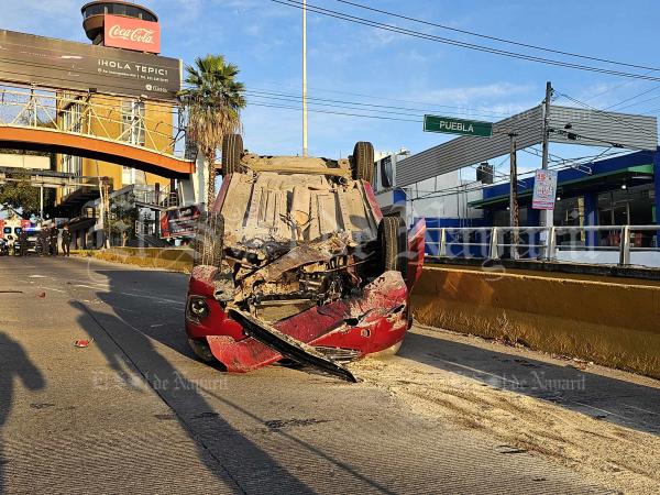 Ebrio Conductor Sufre Aparatosa Volcadura En El Nodo Vial De