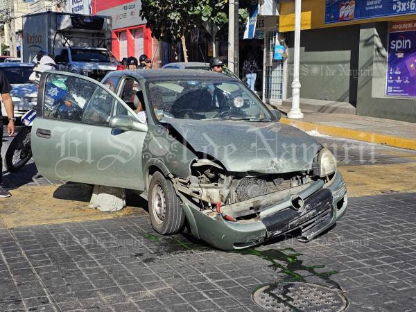 Auto Se Pasa El Alto Y Provoca Accidente En El Centro De Tepic El Sol