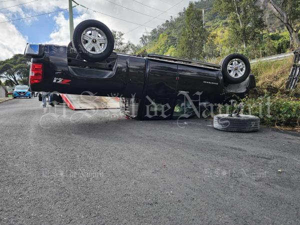 Aparatosa Volcadura De Camioneta En Libramiento A La Altura De Las