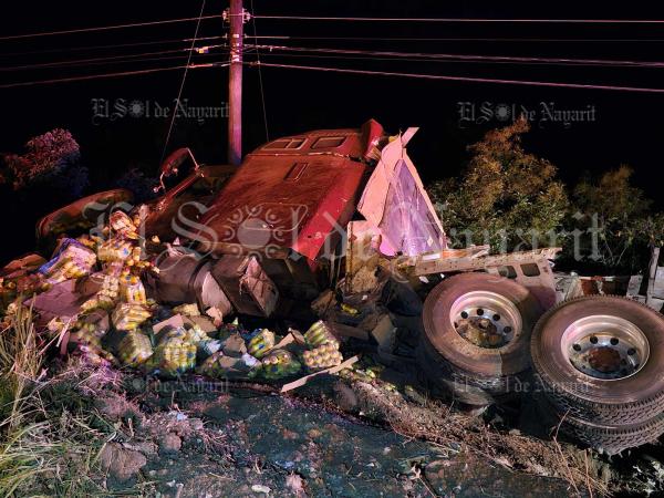 Conductor De Trailer Lesionado Tras Volcadura En Carretera Tepic