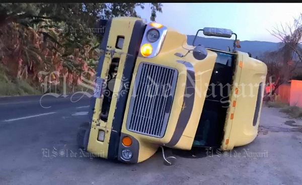 Vuelca aparatosamente trailer en la Carretera libre Tepic Mazatlán El