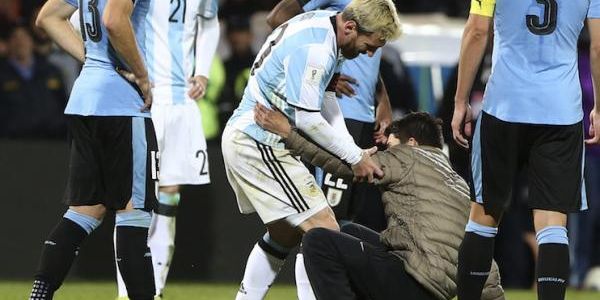 Video Hombre Invade La Cancha Para Abrazar A Messi El Sol De Nayarit