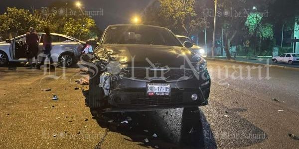 Aparatoso Accidente En El Cruce De Av Insurgentes Y Alaska Kia Y Versa