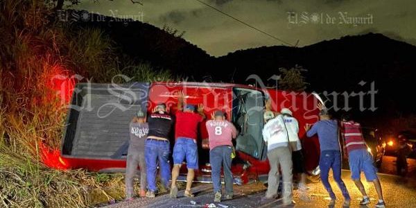 Vuelca Camioneta En Las Curvas De El Tajo El Sol De Nayarit