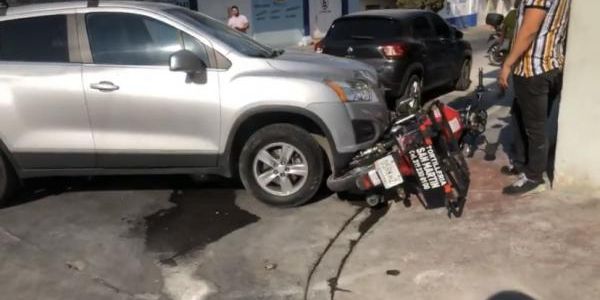 Triple choque deja daños materiales en Av Flores Magón El Sol de Nayarit