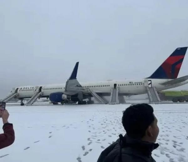 imagen 1 de Nota Roja || Evacúan con toboganes a pasajeros de un avión varado en la nieve en Atlanta
