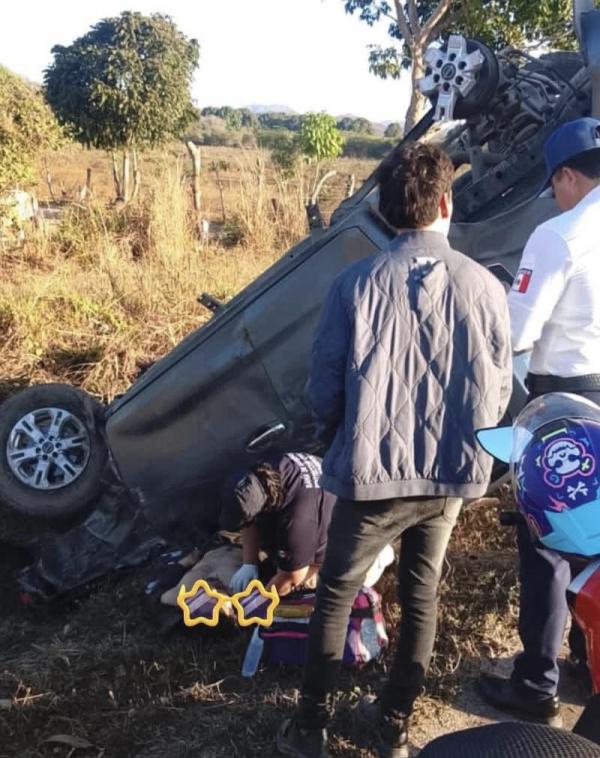 imagen 2 de Nota Roja || Vuelca camioneta en La Bucerías-Valle de Banderas
