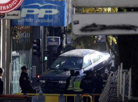 imagen 1 de Nota Roja || Español estrella coche con explosivos en la sede del Partido Popular de Madrid