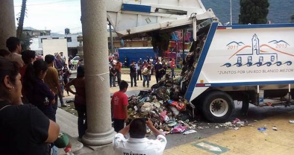 imagen 1 de Política || Video: Arrojan toneladas de basura a alcaldía en Veracruz; protestan por falta de obras