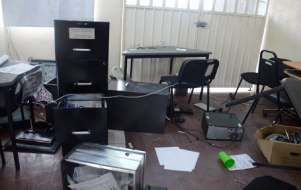 imagen 1 de Nota Roja || Maestros destruyen oficinas de la SEP en Chilpancingo