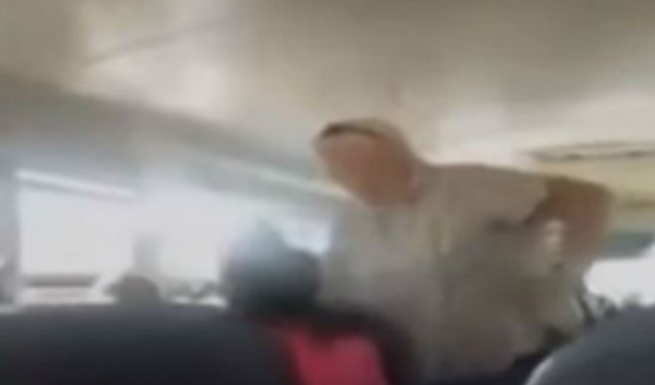 imagen 1 de Cultura || Video: Mujer vacía botella de agua sobre alumno por hablar español en EU