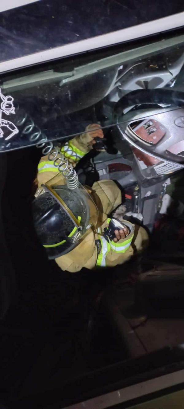 imagen 2 de Nota Roja || Trailer vuelca en la carretera federal 15; su chofer resulta herido