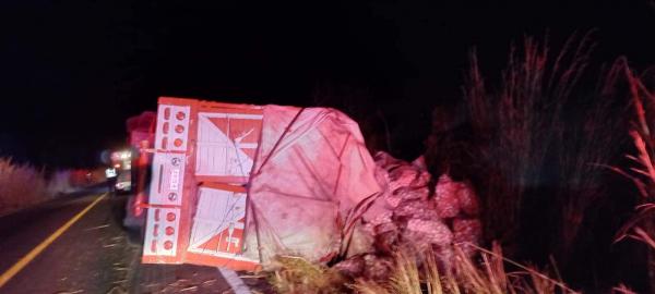 imagen 3 de Nota Roja || Trailer vuelca en la carretera federal 15; su chofer resulta herido