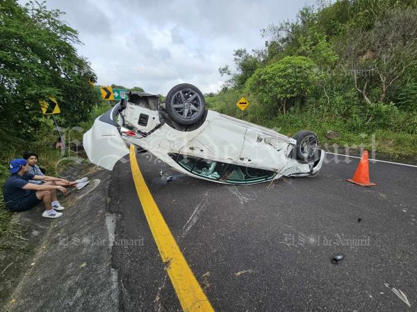 imagen 2 de Nota Roja || Auto vuelca de manera aparatosa en la Tepic-San Blas dejando dos lesionados