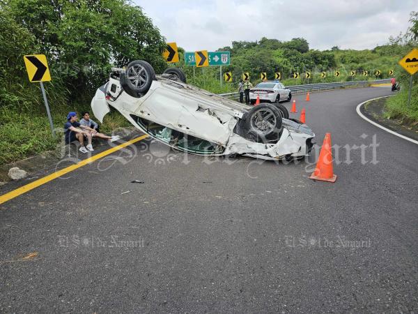 imagen 3 de Nota Roja || Auto vuelca de manera aparatosa en la Tepic-San Blas dejando dos lesionados