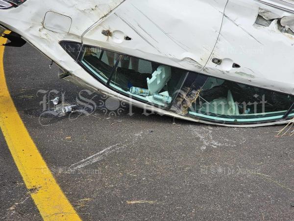 imagen 5 de Nota Roja || Auto vuelca de manera aparatosa en la Tepic-San Blas dejando dos lesionados