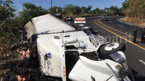 Vuelca tráiler con mercancia de abarrotes sobre la carretera Tepic ...